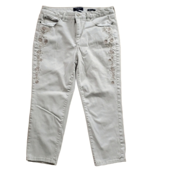 Charter Club Embroidered Floral Bristol Capris in Cream Size‎ Womans 10 - Picture 1 of 10
